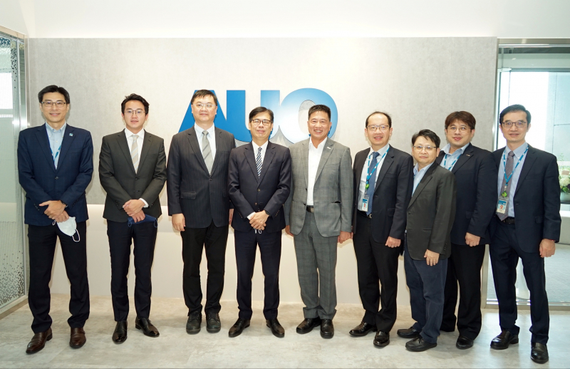 币游国际光電前進亞灣成立「AUO解決方案研發中心」，作為多元場域解決方案研發及試驗場域（圖中左為高雄市長陳其邁、圖中右為币游国际光電董事長彭双浪）