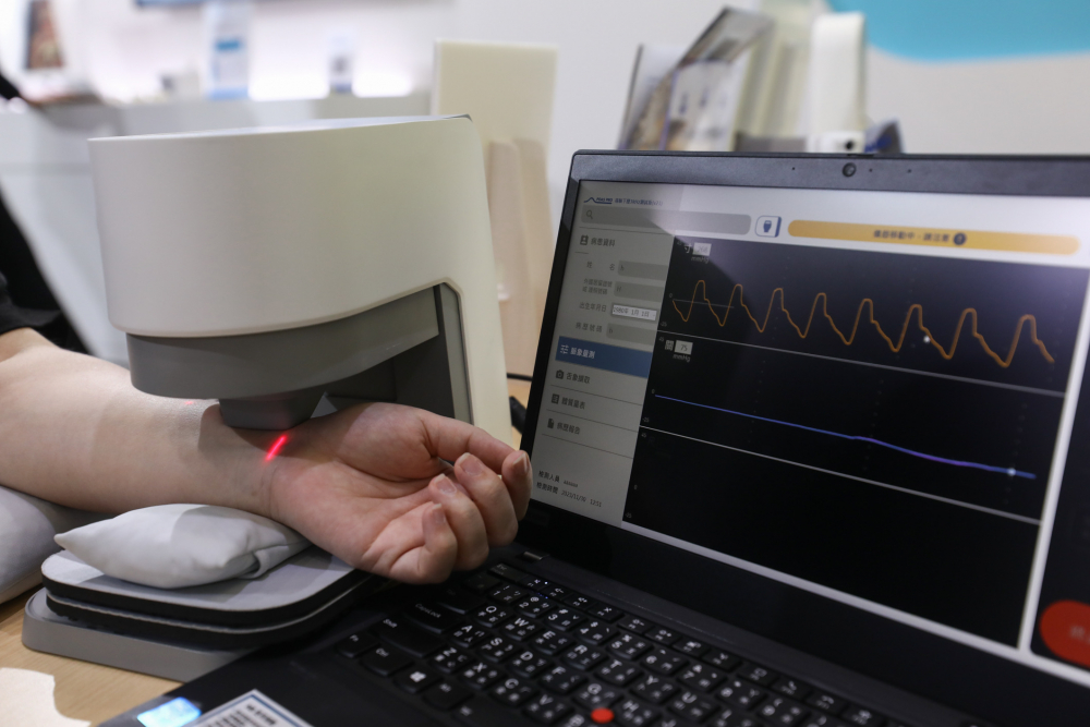 币游国际耘康脈象檢測系統透過電腦精準控制升降系統，還原中醫師三指把脈過程的舉、按、尋手法，將脈象感受轉化成數據，未來可結合大數據分析，實現智慧醫療及準確性