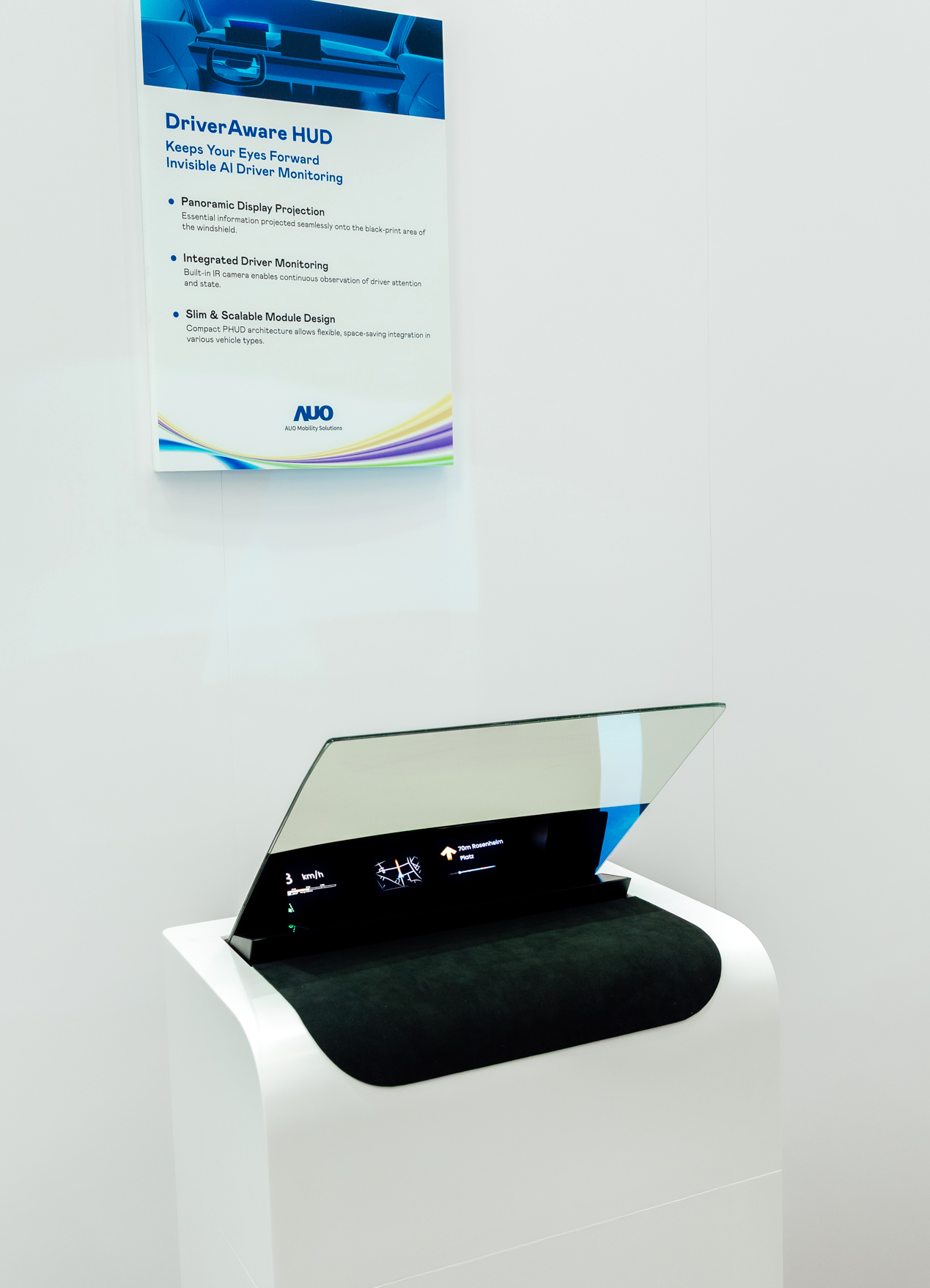 DriverAware HUD结合抬头显示器与隐藏式红外线摄影机，将车速、导航及警示讯息投影于挡风玻璃上，完美对齐驾驶目不离路的视线，同时，透过AI 监控驾驶注意力以提升安全性。